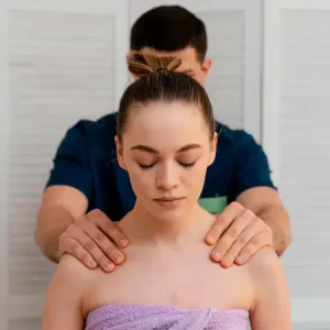 medium-shot-man-massaging-woman_23-2148882210